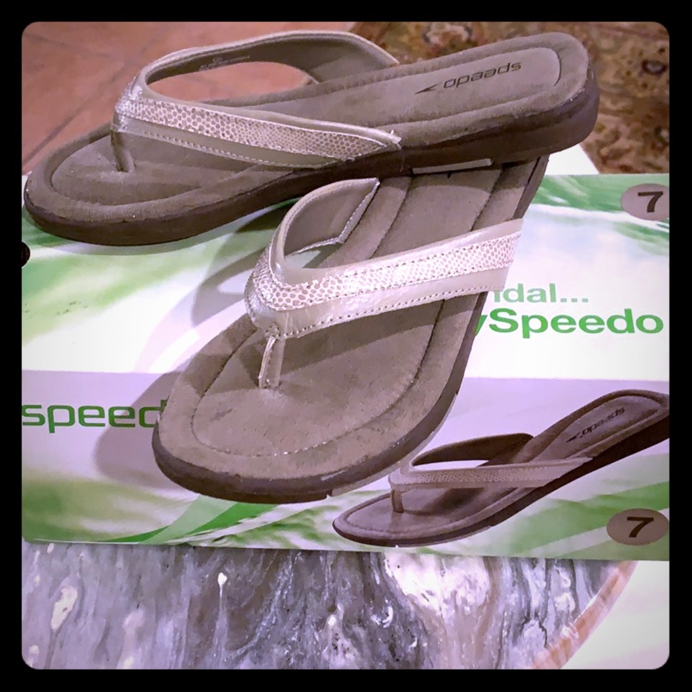 Tan Speedo flip flops NWB NWT